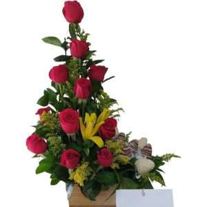 Arreglo de 12 rosas y fresas achocolatadas
