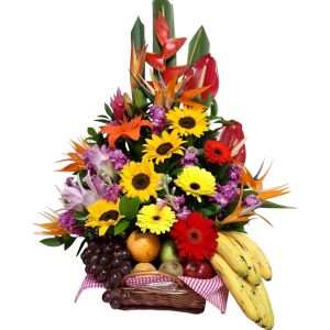 Arreglo de flores exóticas con frutas
