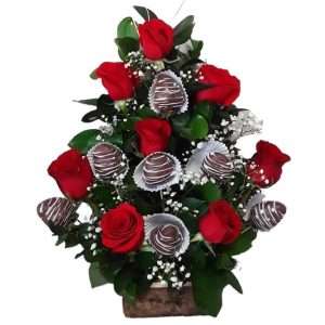 Arreglo de fresas con chocolate y rosas