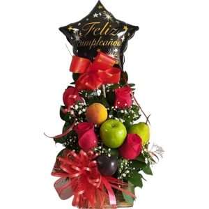 Arreglo de rosas con frutas y globo