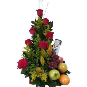 Arreglo de rosas, frutas y chocolate