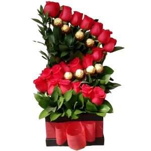 Arreglo zig zag de rosas y chocolates