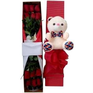 Caja de rosas y peluche