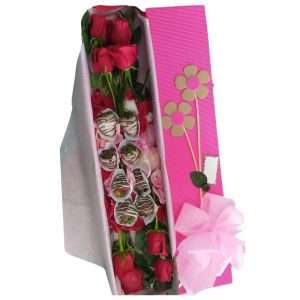 Caja de fresas con chocolate y rosas