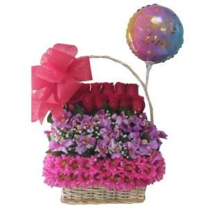 Canasta tapizada de flores surtidas con globo