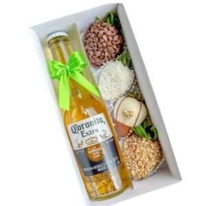 Caja de cerveza y fresas con chocolate