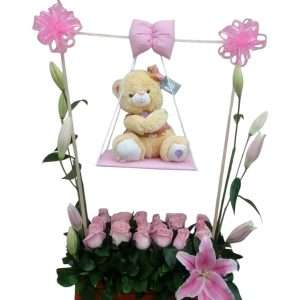 Columpio de rosas con peluche