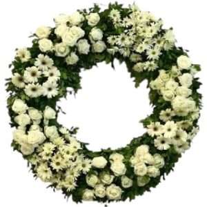 Corona en flores blancas surtidas