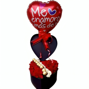 Caja de corazón con rosas, globos y chocolates