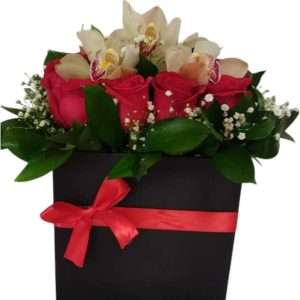 Caja tapizada de rosas y orquídeas