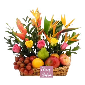 Exoticas y rosas en frutero