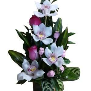 Ikebana de cimbidium y rosas