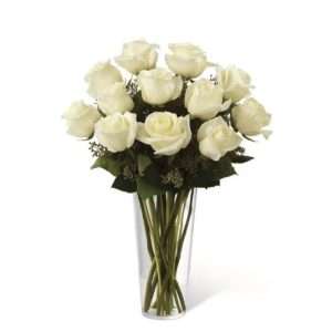 Jarrón de 12 rosas blancas