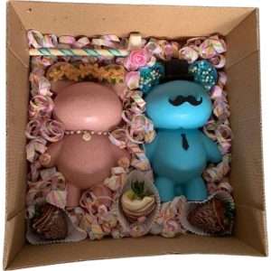 Pareja de osos de chocolate rellenos de dulces