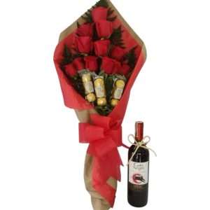 Ramo de rosas con chocolates y botella de vino