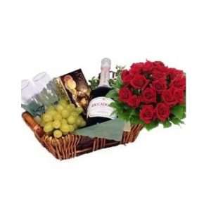 Vino, copas, rosas y uvas en canasta