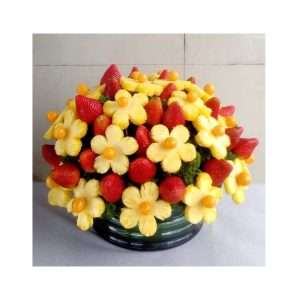 Arreglo redondo de flores en fruta