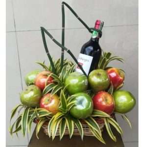 Arreglo de manzanas y vino