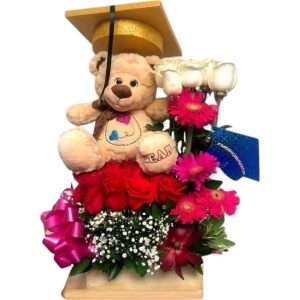 Escalonado de rosas y peluche