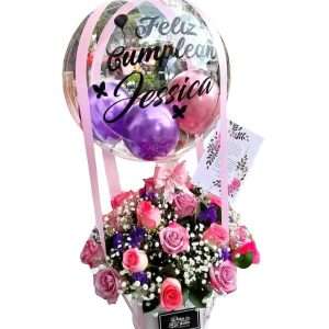 Arreglo redondo de rosas y globo burbuja