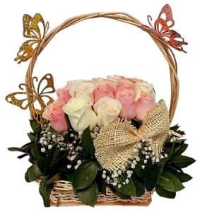 Canasta de 15 rosas y mariposas