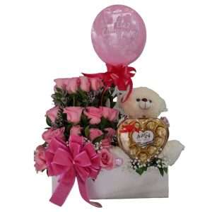 Escalonado de rosas, peluche y chocolates