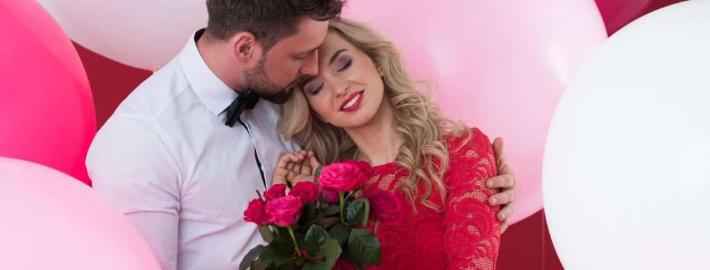 Celebración romántica con flores elegantes
