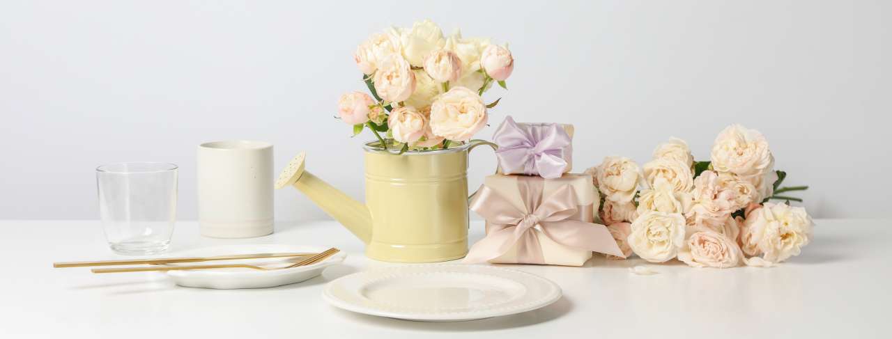 Arreglo floral y desayuno sorpresa para el Día de la Mujer.