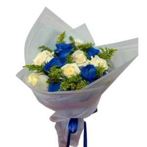 Bouquet de rosas blancas y azules